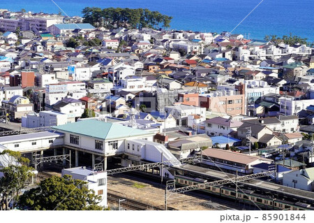 青空のjr二宮駅と街並み 85901844