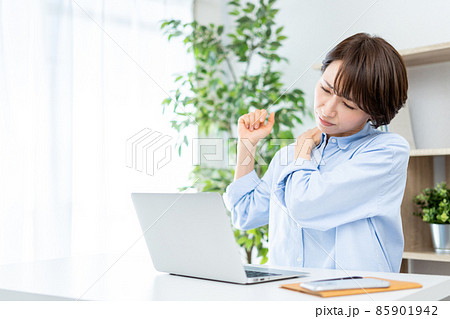 テレワーク疲れの女性 85901942