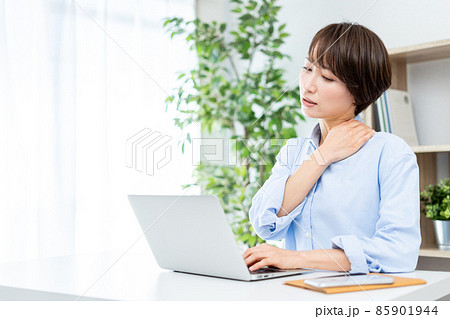 テレワーク疲れの女性 テレワーク疲れの女性 85901944
