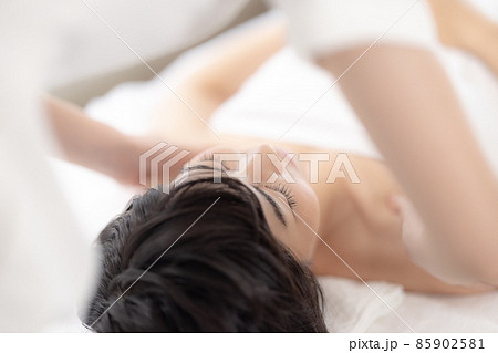 マッサージを受ける若い女性 マッサージを受ける若い女性 85902581