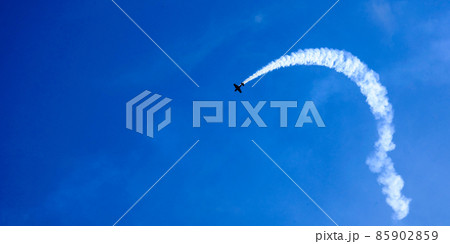 Overhead flying aircraft. Aircraft in formation during an aerobatics display as they loop and roll through the sky. Plane crashes. Falling airplane crashes 85902859