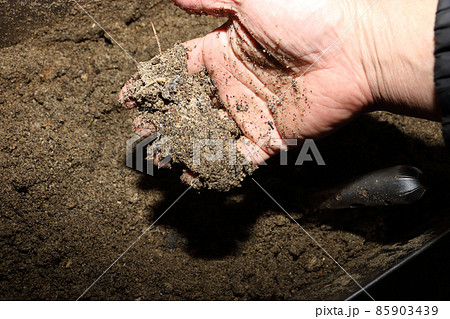 真冬の骨粉、種粕使ったぼかし肥作り 発酵前 85903439