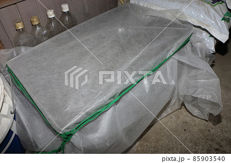 真冬の骨粉、種粕使ったぼかし肥作り 発酵前 真冬の骨粉、種粕使ったぼかし肥作り 発酵前 85903540