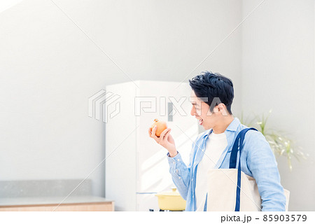お使いから帰ってきた男性 85903579