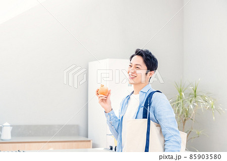 お使いから帰ってきた男性 85903580
