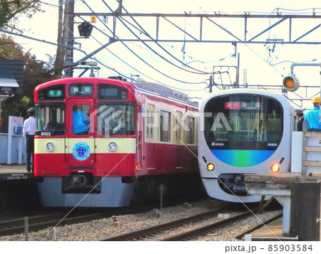 西武赤い9000系と30000系電車 稲荷山公園駅 85903584