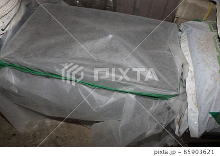 真冬の骨粉、種粕使ったぼかし肥作り 発酵前 85903621