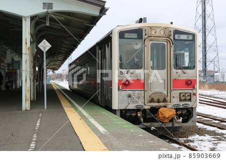 冬の根室駅に停車しているキハ54型ディーゼル車両 冬の根室駅に停車しているキハ54型ディーゼル車両 85903669