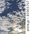 青空にウロコのような雲とうっすらとした優しい光 85903707