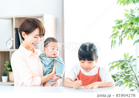 娘の勉強を見守る母親 娘の勉強を見守る母親 85904276