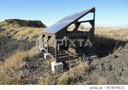 三原山に設置された火山観測機器 85904611