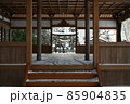 神社の境内 85904835