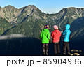 蝶ヶ岳より穂高連邦を眺める登山者 85904936