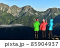 蝶ヶ岳より穂高連邦を眺める登山者 85904937