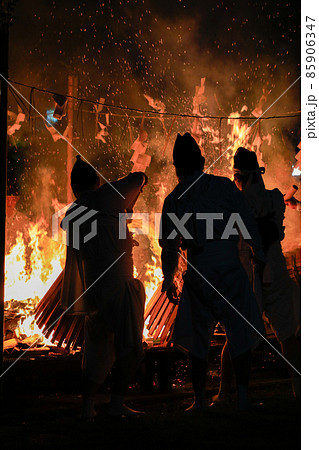 【北海道美瑛町】那智美瑛火祭 松明に点火 7月 【北海道美瑛町】那智美瑛火祭 松明に点火 7月 85906347