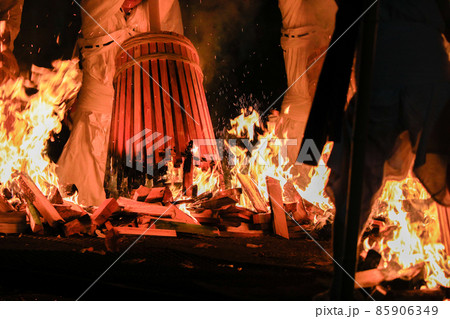 【北海道美瑛町】那智美瑛火祭の炎　松明に点火　7月　 85906349
