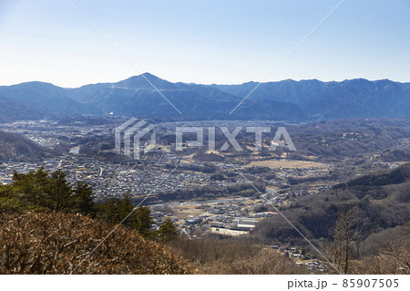 宝登山ロウバイ園から見た、秩父市街と武甲山 宝登山ロウバイ園から見た、秩父市街と武甲山 85907505