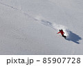 新雪を滑るスノーボーダー 85907728