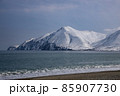 海の向こうに浮かぶカムチャッカ半島の雪山 85907730