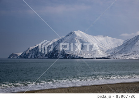海の向こうに浮かぶカムチャッカ半島の雪山 85907730