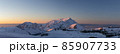 夕焼けに染まる雪山 85907733