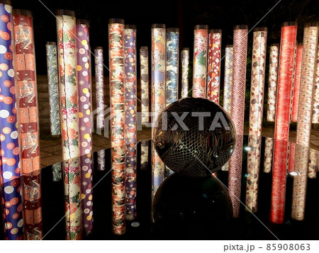 京都嵐山の夜の闇に浮び上がる京友禅のライトアップ 85908063