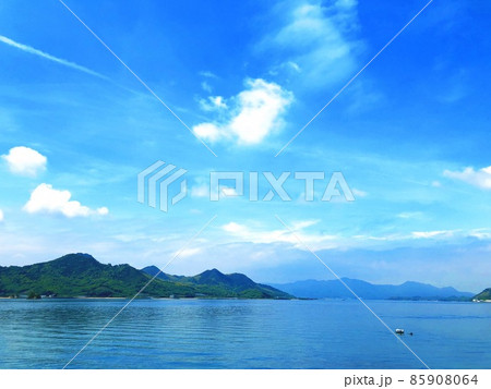 晴天の生口島から臨む初夏の瀬戸内海の青空と白い雲と穏やかな海と小さな島々 85908064