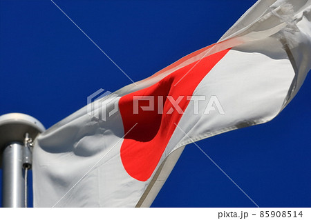 風にたなびく日の丸の旗 85908514