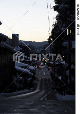 雪景色の飛騨高山 夕暮れ時のさんまち通り 雪景色の飛騨高山 夕暮れ時のさんまち通り 85908946