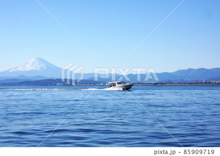 江ノ島の海を走るボートと冬の富士山 85909719