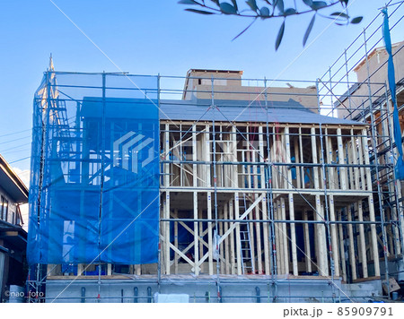 建築工事中の戸建て住宅 85909791