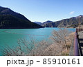 群馬県　神流川　三波石峡近くにある下久保ダムのダム湖　上流側を見る 85910161