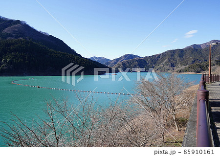 群馬県　神流川　三波石峡近くにある下久保ダムのダム湖　上流側を見る 85910161