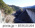 群馬県　神流川　下久保ダムのダム堰堤から下流側を見る 85910164