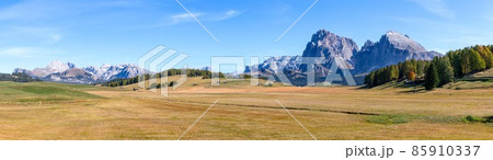 Panorama of high mountain plateau Seiser Alm with Langkofel Group mountains Panorama of high mountain plateau Seiser Alm with Langkofel Group mountains 85910337