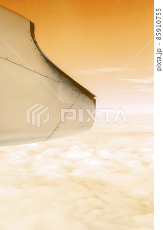 飛行機の窓から見えるすばらしい景色　オレンジの空 85910755