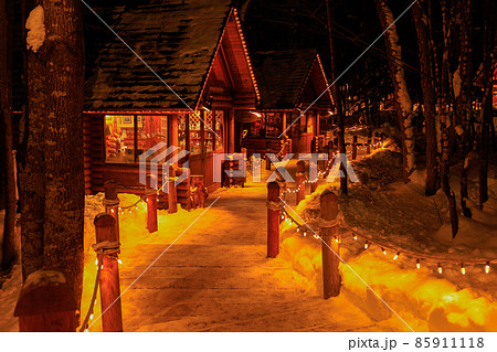 【北海道富良野の冬】夜のニングルテラス　1月　 85911118