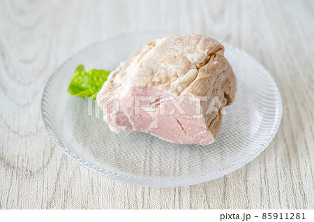 ガラス皿の上の煮豚 85911281