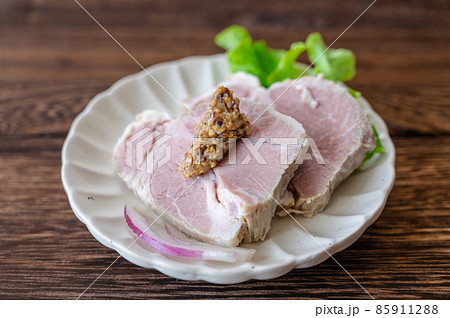 スライスした茹で豚 85911288