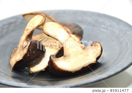 黒い皿の盛り付けた焼き椎茸・カット 黒い皿の盛り付けた焼き椎茸・カット 85911477
