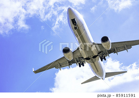 着陸する飛行機  ボーイング737-800 85911591