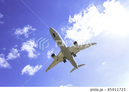 着陸する飛行機 ボーイング787 着陸する飛行機 ボーイング787 85911725