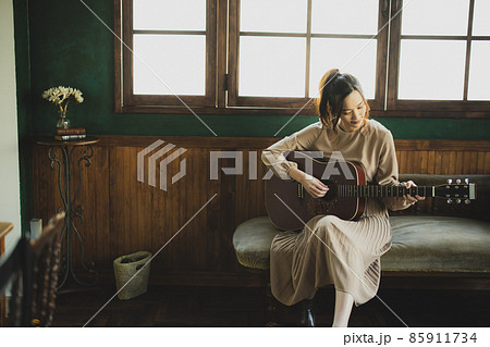 ギターを弾く女性　 85911734