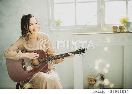 ギターを弾く女性 ギターを弾く女性 85911854