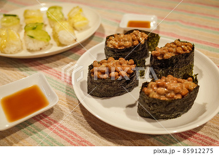 納豆の軍艦巻きと、白菜ときゅうりの野菜寿司 納豆の軍艦巻きと、白菜ときゅうりの野菜寿司 85912275