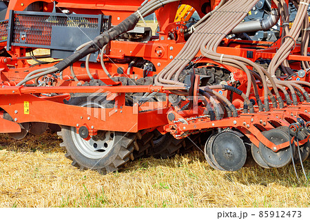 The mechanism for uniform distribution of fertilizers into the soil for a multi-row disc harrow for field work. 85912473