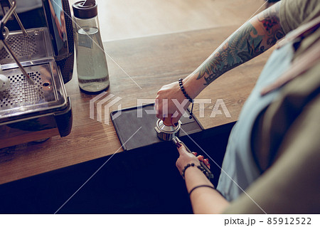 Young woman hands making coffee in cafeteria 85912522