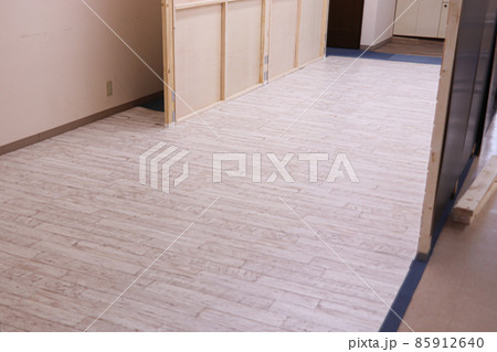 DIYで床にクッションフロアを貼ったところ 85912640