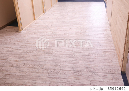 DIYで床にクッションフロアを貼ったところ 85912642