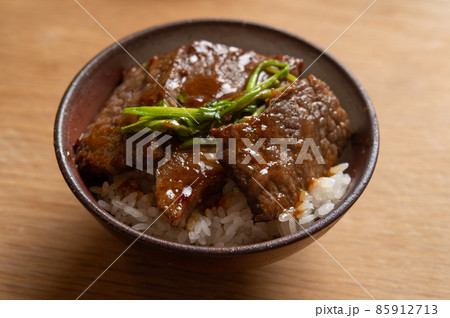 牛ロース焼き肉丼 85912713